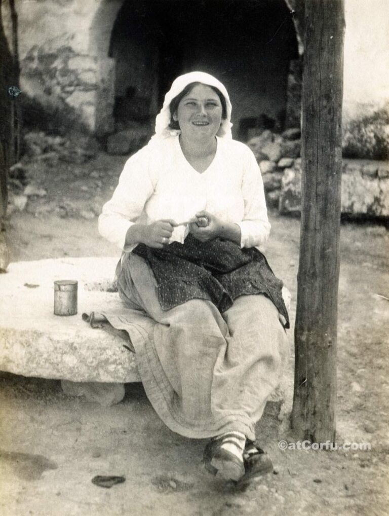 Korfu alte Fotos - eine Frau 1920