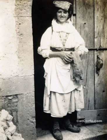 Korfu alte Fotos - eine Frau 1920