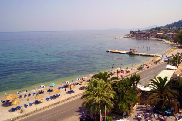 Strand von Benitses - Strand in Chontrakia