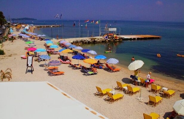 Strand von Benitses - Strand in Loutrouvia