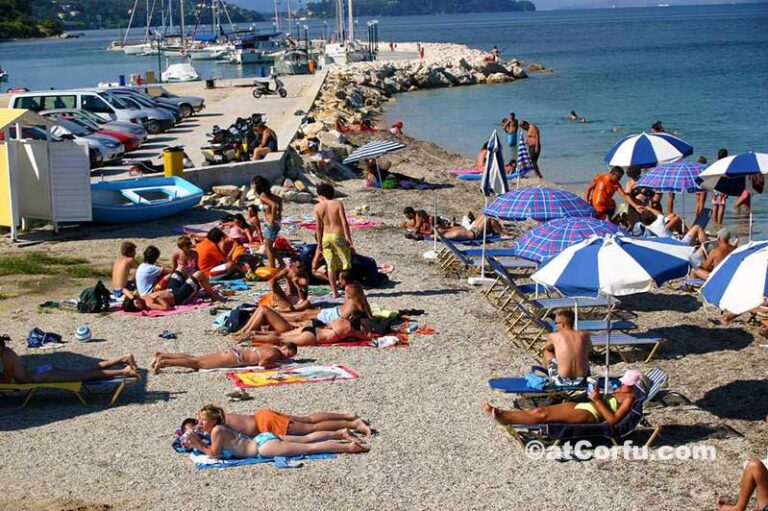 Benitses - Strand am Hafen