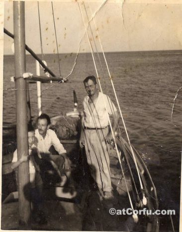Benitses - Nionios und Babakos im Boot
