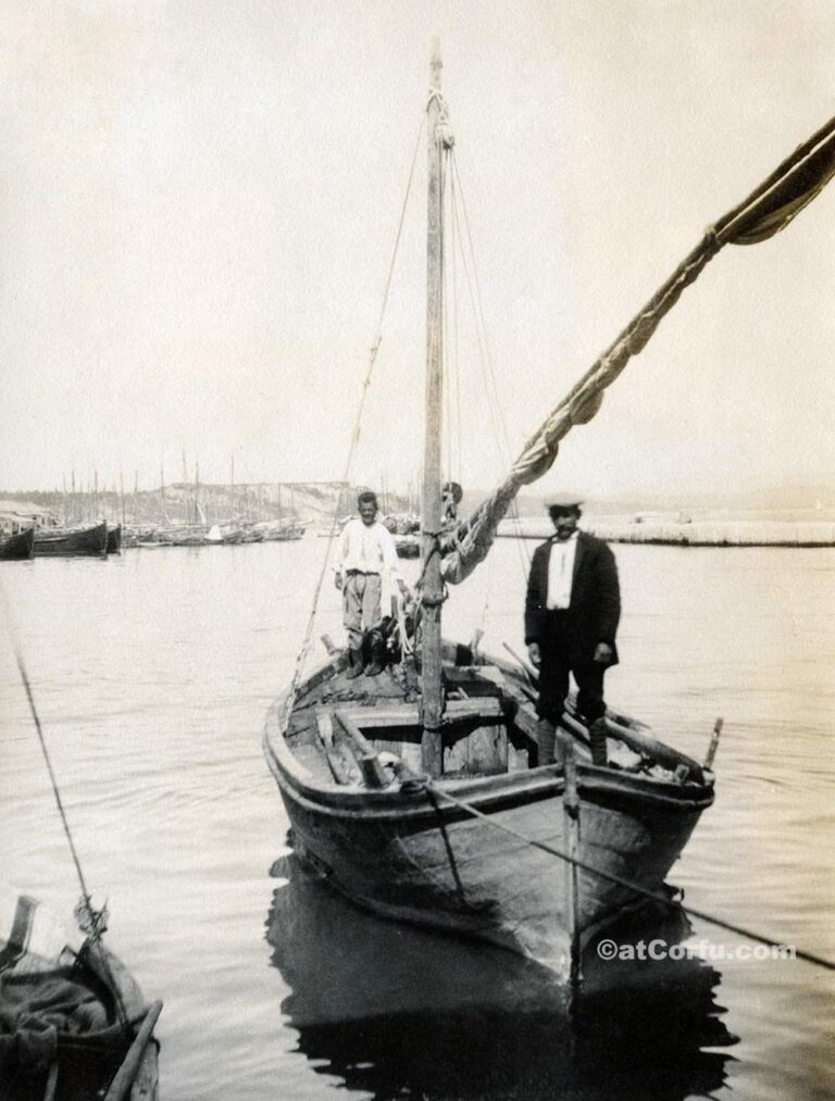 Korfu alte Fotos-Fischer in einem Boot