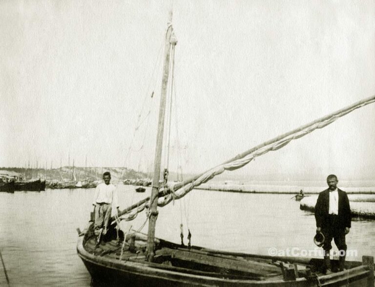 Korfu alte Fotos-Fischer in einem Boot