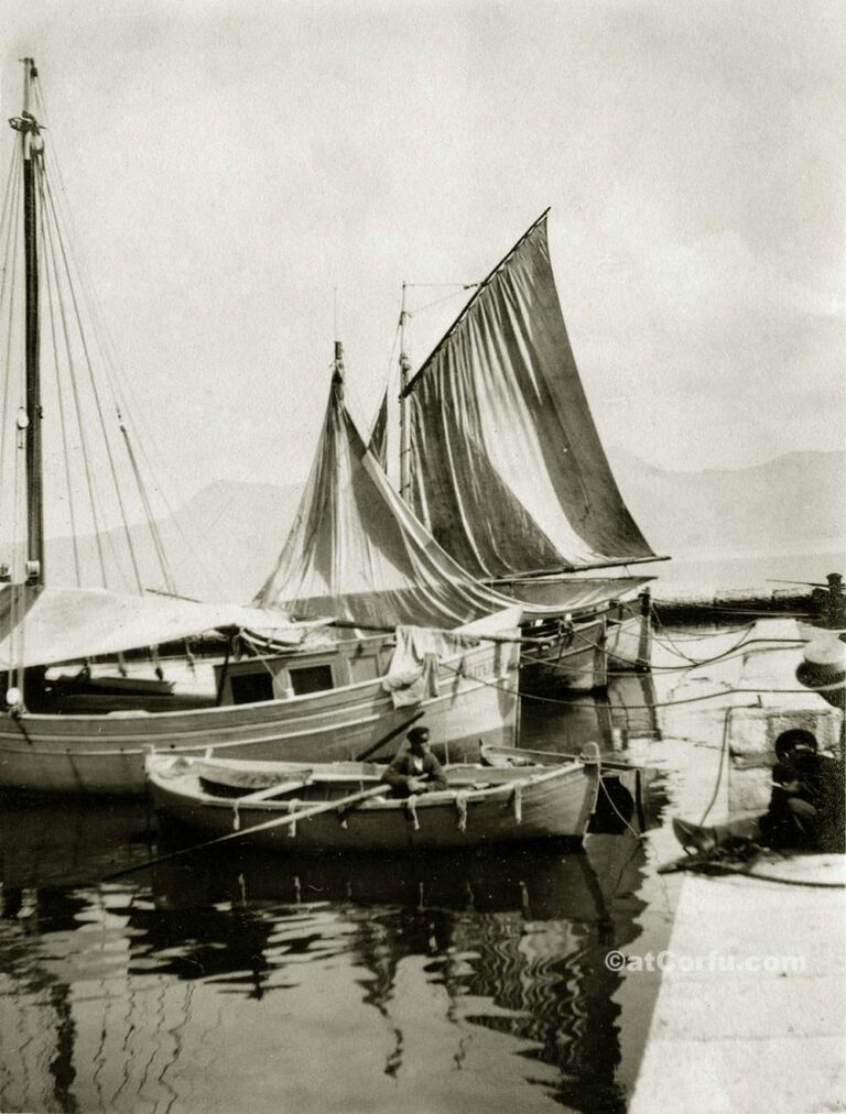 Korfu alte Fotos-Fischerboote im Hafen