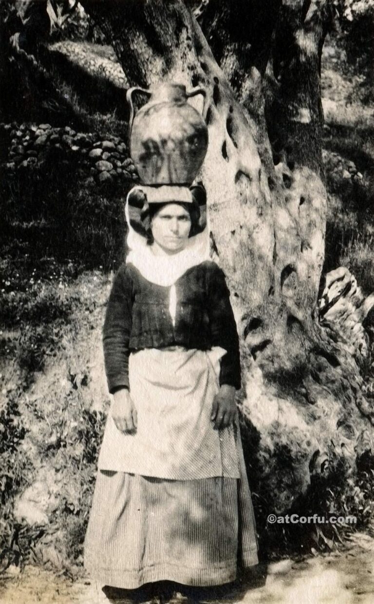 Korfu alte Fotos-Frau tragen Wasser 1930