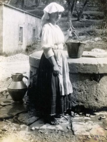 Benitses – Dienestmädchen im Haus von San Stefano