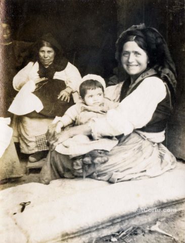Korfu alte Fotos-Oma, Mutter und Kind