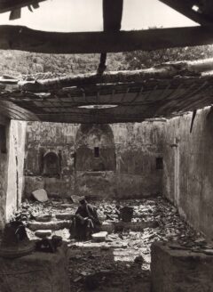 Kastri Preveza, ein Priester in einer bombardierten Kirche