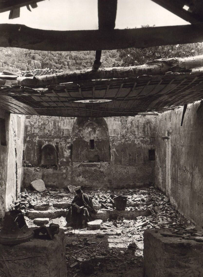 Kastri Preveza, ein Priester in einer bombardierten Kirche