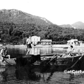 Benitses -Napoleon, Akis, Stefanos Fischen in Chontrakia