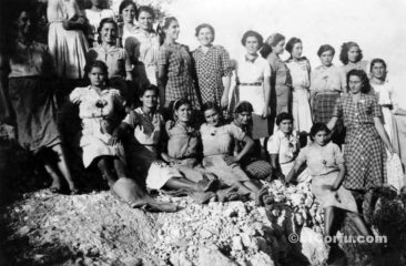 Benitses - eine Gruppe junger Menschen 1940