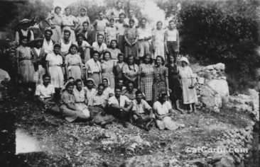 Benitses - eine Gruppe junger Menschen 1940