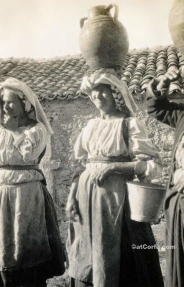 Korfu alte Fotos-Frauen mit Wassertöpfen