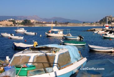 Korfu Fotos - Mandraki Hafen unter alter Festung