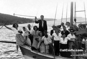 Benitses - Boot mit Gästen vom Festland für einen Ausflug um 1950
