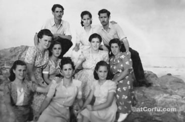Benitses - Gruppe von Freunden bei 1954
