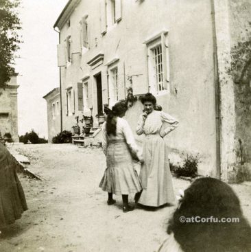 Benitses - Dienstmädchen im San Stefano Haus-1910