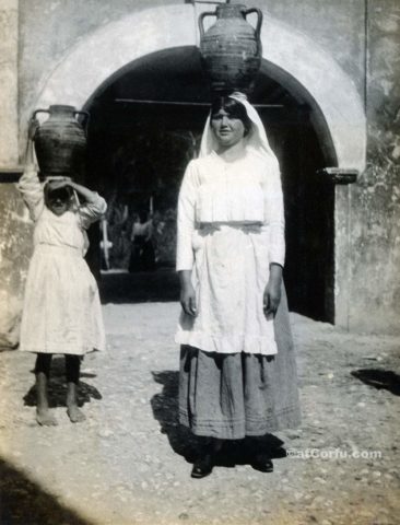 Korfu alte Fotos-Frauen in Gastouri 1920