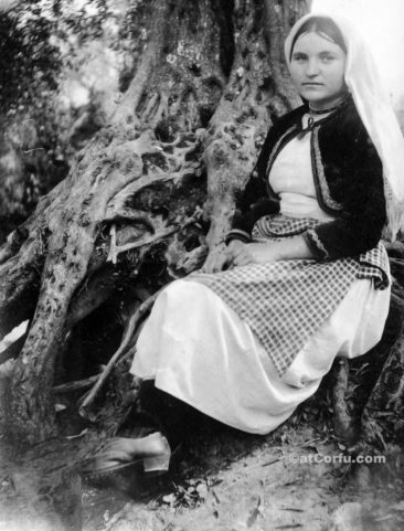 Korfu alte Fotos-arbeitende Frau im Land 1930