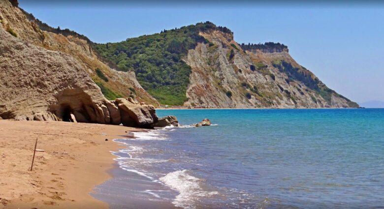 Arkoudila Bay Beach mit majestätischen Felsen