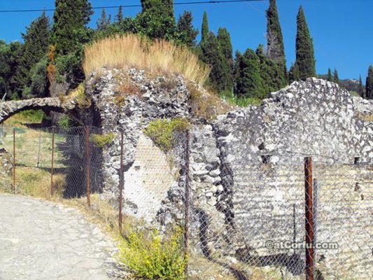 Benitses Korfu-römische Bäder von der Straße