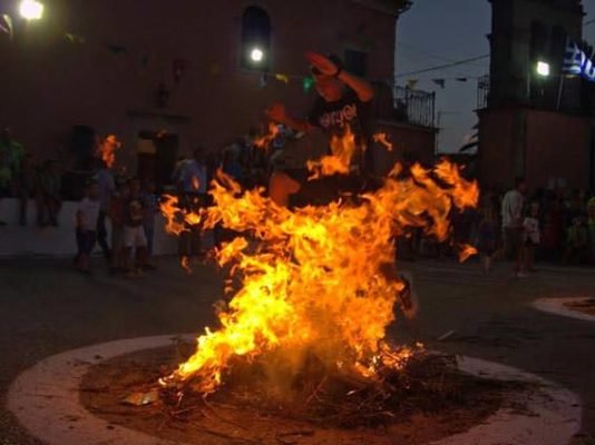 Benitses springt über Feuer in St. Johns Tag