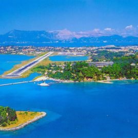 Korfu Flughafen und Maus Insel aus dem Flugzeug