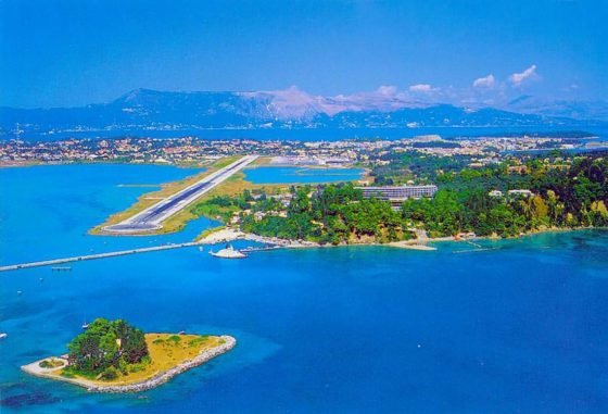 Korfu Flughafen und Maus Insel aus dem Flugzeug