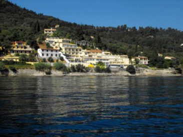 El Greco Hotel in Benitses - Blick vom Strand