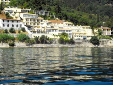 El Greco Hotel in Benitses - Blick vom Strand