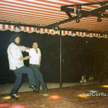 Benitses - Spyros und Giannis tanzen in Spiros am Strand-1980
