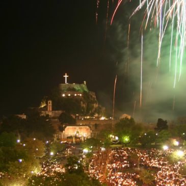 Geschossen vom Feuerwerk auf Ostern in Korfu