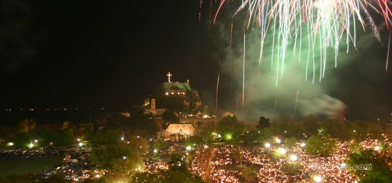 Geschossen vom Feuerwerk auf Ostern in Korfu