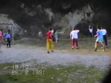 Fußballspiel zwischen Veteranen und Jugendlichen im Jahr 1991