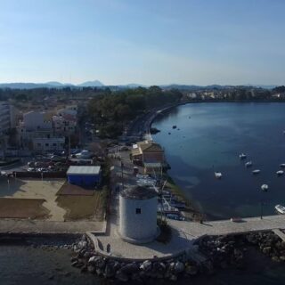 Fliegen über Anemomylos Garitsa in Korfu