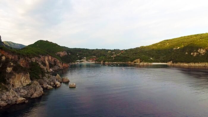 Liapades in der Mitte und rechts der Strand von Rovinia