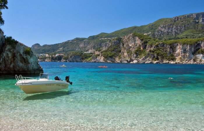 Boot am Strand von Rovinia