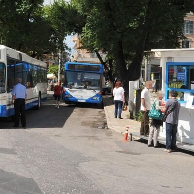 Der Corfu Blue Busbahnhof in Saroko