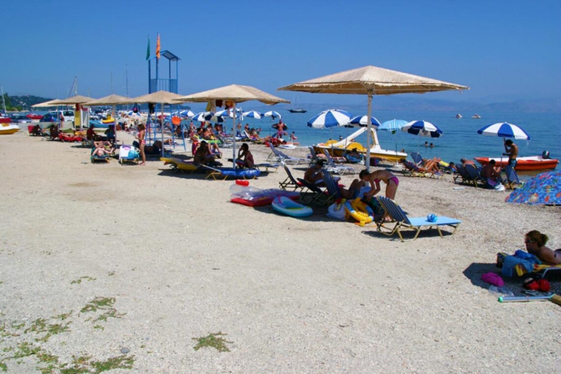Benitses Urlaub - Strand im Hafengebiet