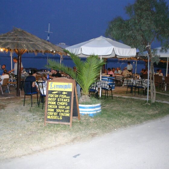 Limnopoula Taverne Petriti - Im Freien