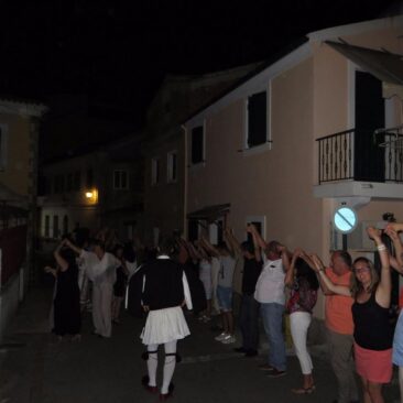 Taverna Tripa tanzt auf den Straßen des alten Dorfes