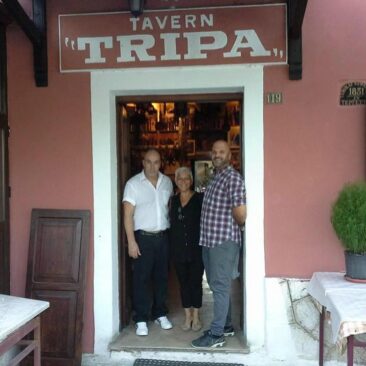 Eingang zur Taverne Tripa