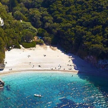 Strand von Rovinia aus der Luft