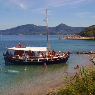 Ein Boot am Strand von Agios Ioannis