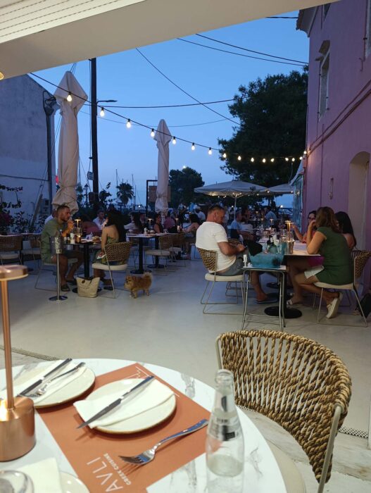 Avli Restaurant Benitses - Von innen