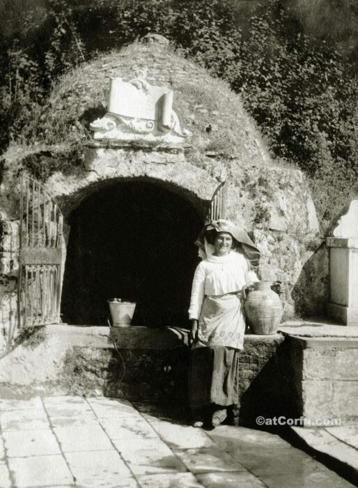 Παλιές φωτογραφίες της Κέρκυρας- στην πηγή της Ελισσάβετ στο Γαστούρι 1920