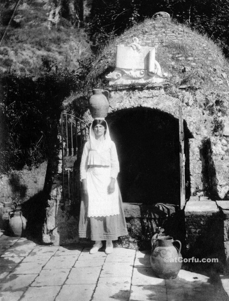Παλιές φωτογραφίες της Κέρκυρας- στην πηγή της Ελισσάβετ στο Γαστούρι 1920