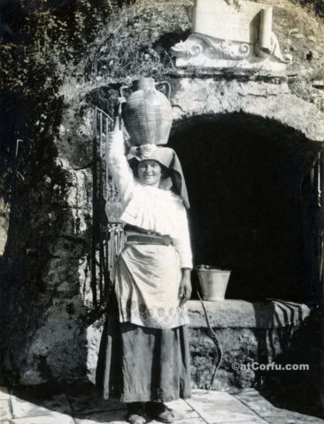 Παλιές φωτογραφίες της Κέρκυρας- στην πηγή της Ελισσάβετ στο Γαστούρι 1920