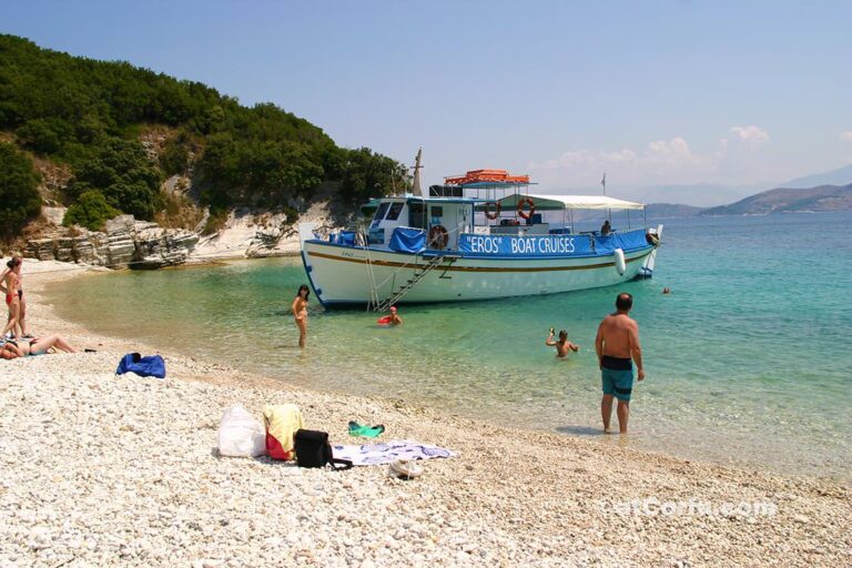 Μπενίτσες - παραλία με πλοίο